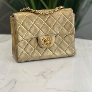 RARE CHANEL VINTAGE GOLD LAMBSKIN
CLASSIC SQUARE MINI FLAP BAG 24K GOLD PLATED
